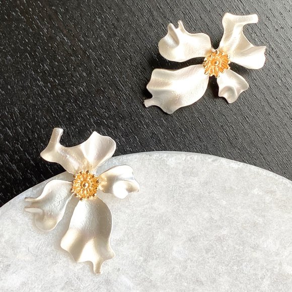 NEW Flower stud earrings in silver - Picture 2 of 8